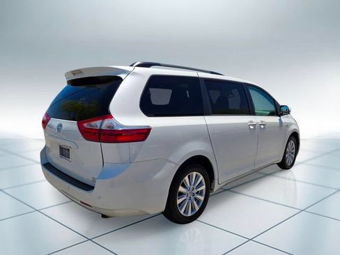 Used 2017 Toyota Sienna XLE Premium AWD/4WD image 5