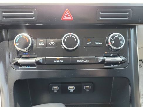 Used 2024 Kia Carnival LX FWD image 31