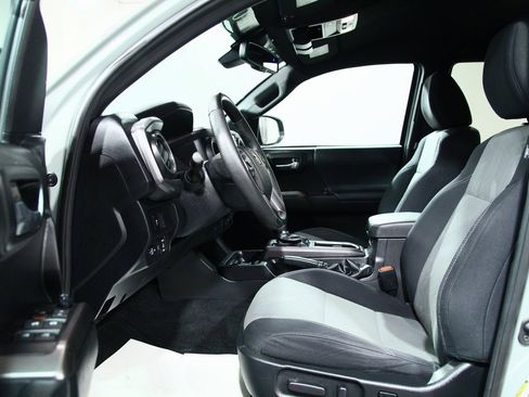 Used 2022 Toyota Tacoma TRD Sport image 18