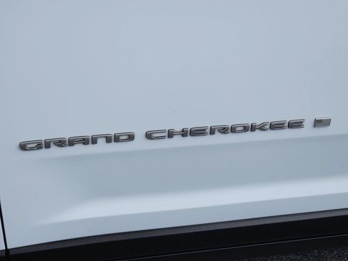 Used 2024 Jeep Grand Cherokee L Laredo w/ Luxury Tech Group I AWD/4WD image 12