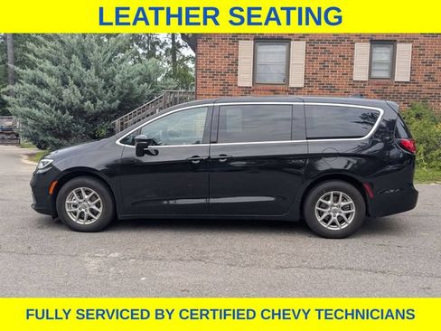 Used 2025 Chrysler Pacifica Select FWD image 9