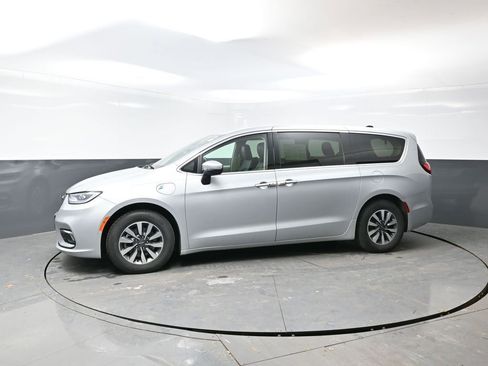 Used 2023 Chrysler Pacifica Touring-L image 9