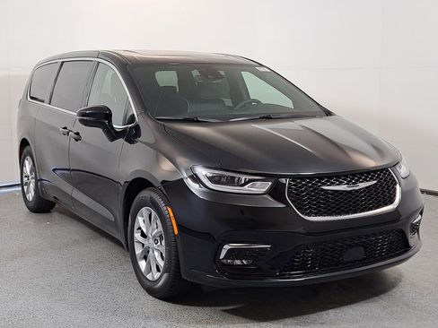 New 2026 Chrysler Pacifica Limited image 1