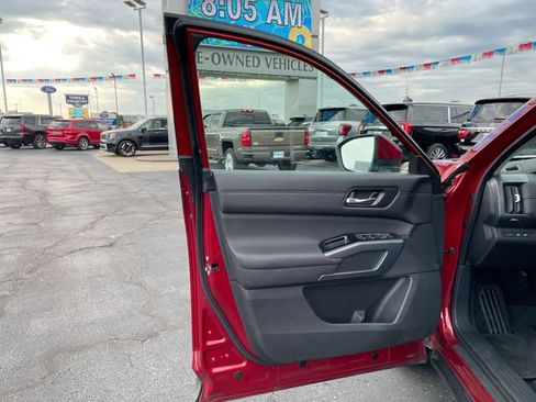 Used 2025 Nissan Pathfinder SL FWD image 9