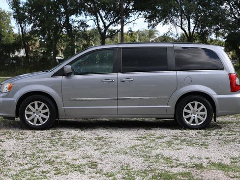 Used 2013 Chrysler Town & Country Touring FWD image 3