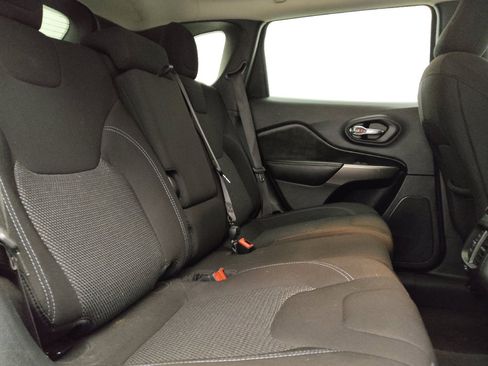 Used 2020 Jeep Cherokee Latitude FWD image 19