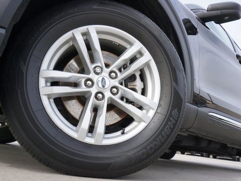 Used 2022 Ford Explorer XLT image 11