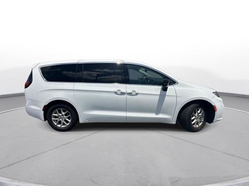 Used 2024 Chrysler Pacifica Touring-L FWD image 5