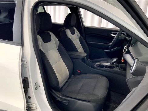 Used 2025 Chevrolet Trax LS w/ LS Convenience Package FWD image 16