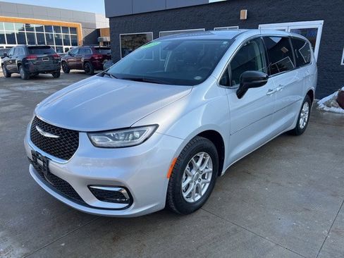 Certified 2024 Chrysler Pacifica Touring-L image 3