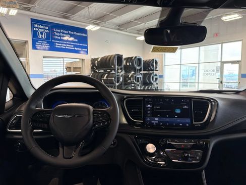 Used 2026 Chrysler Pacifica Limited w/ S Appearance Package FWD image 10