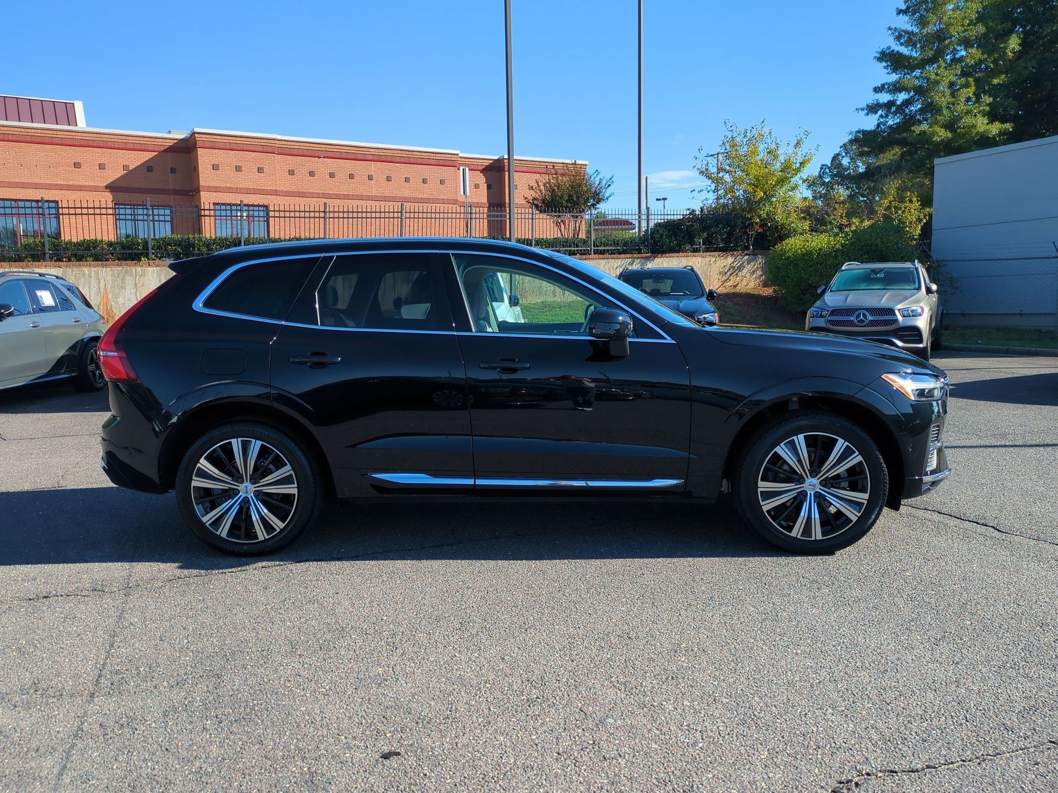 Used 2022 Volvo XC60 B5 Inscription w/ Advanced Package AWD/4WD image 2