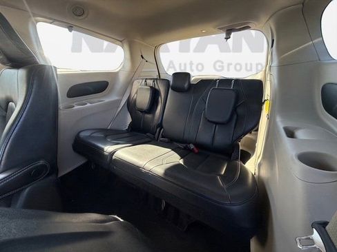 Used 2022 Chrysler Pacifica Touring-L image 27