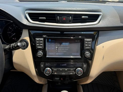 Used 2016 Nissan Rogue SV w/ SV Premium Package AWD/4WD image 19