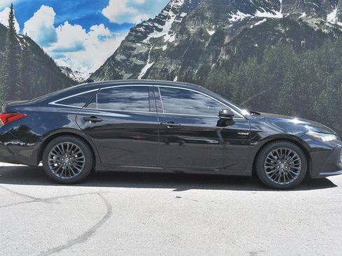 Used 2019 Toyota Avalon XSE FWD image 2