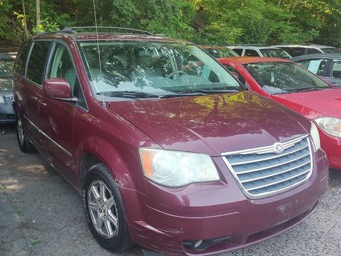 Used 2009 Chrysler Town & Country Touring image 3