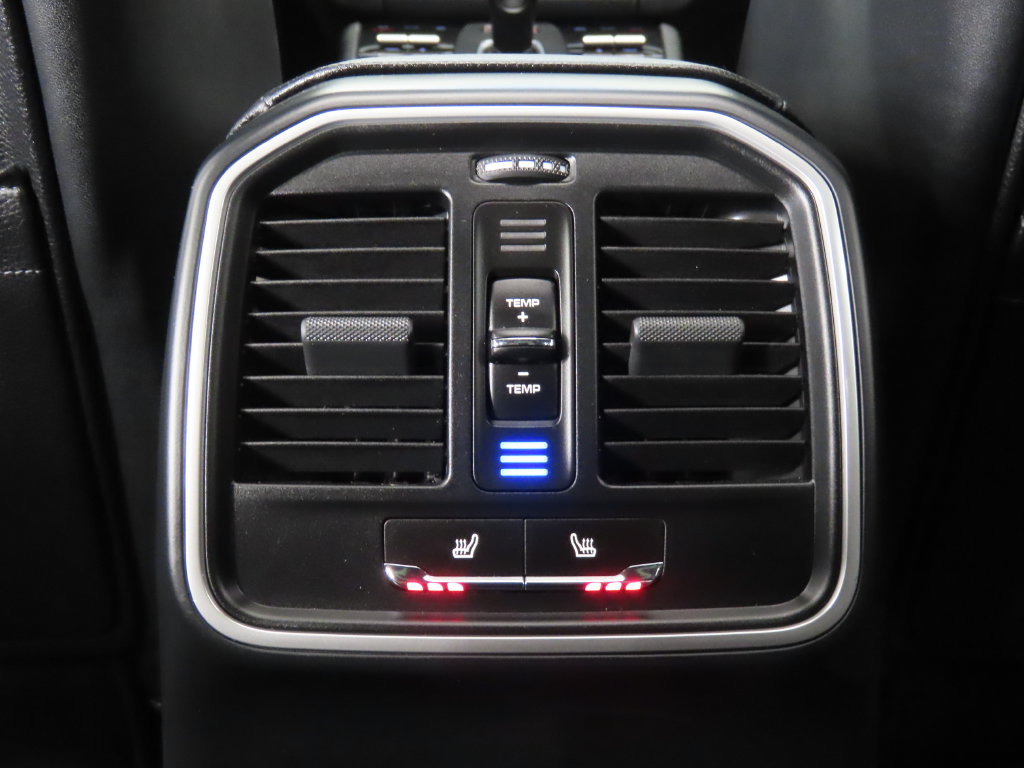 Certified 2025 Porsche Macan AWD/4WD image 33