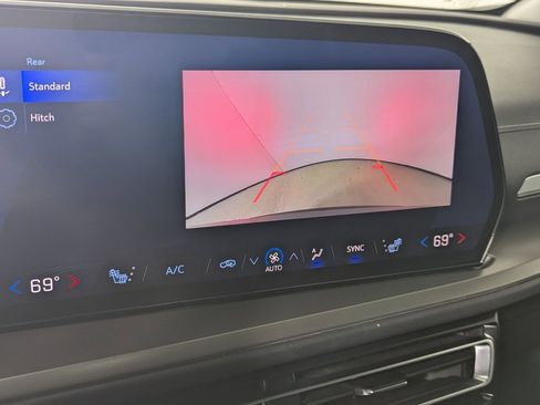 Used 2025 Chevrolet Traverse LT image 21