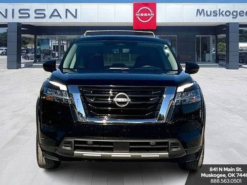 Used 2023 Nissan Pathfinder SL image 2