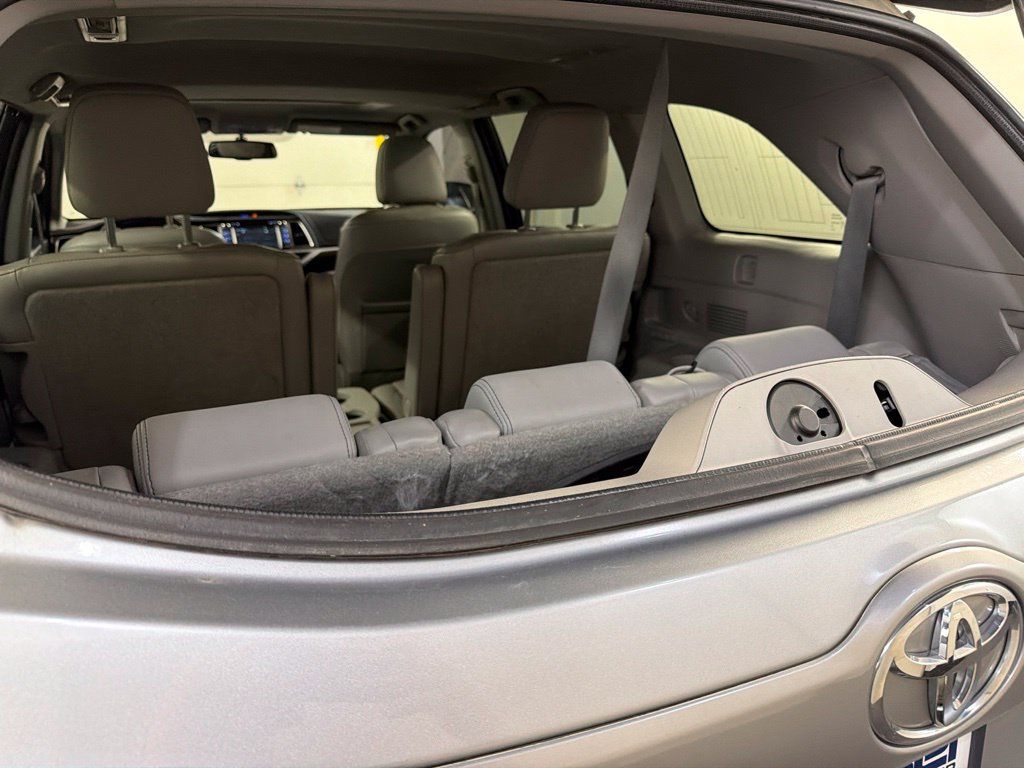 Used 2015 Toyota Highlander Limited AWD/4WD image 38