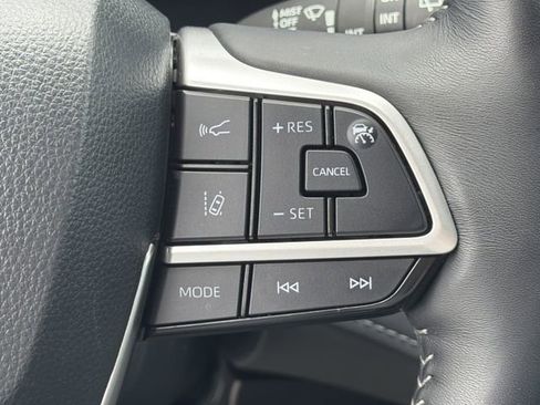 Used 2025 Toyota Highlander Limited FWD image 12