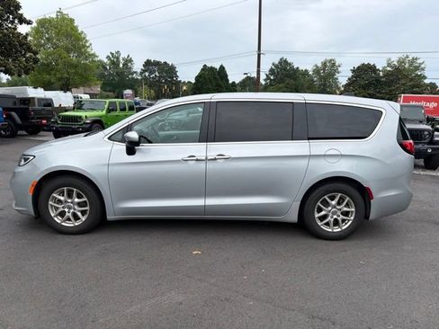 Used 2023 Chrysler Pacifica Touring-L FWD image 6