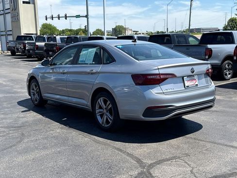 Used 2022 Volkswagen Jetta SE w/ Panoramic Sunroof Package FWD image 9