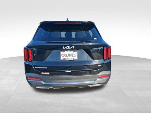 Used 2024 Kia Sorento S image 9
