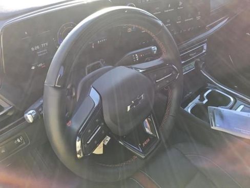 Used 2025 Chevrolet Traverse RS image 3