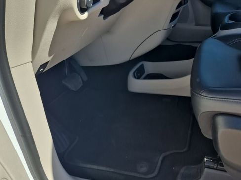 Certified 2024 Chrysler Pacifica Touring-L image 23