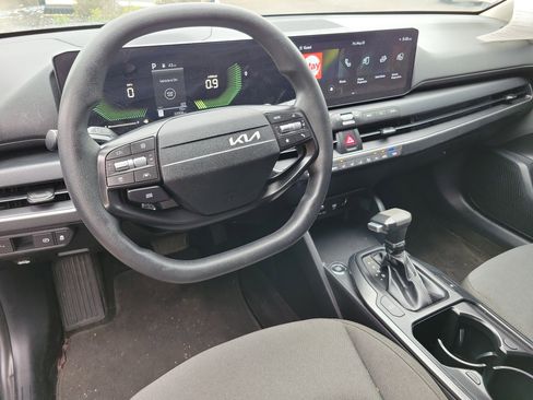 Used 2025 Kia K4 FWD image 2