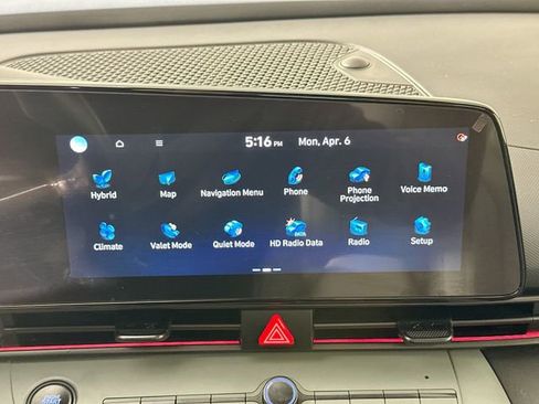 Used 2024 Hyundai Elantra Limited image 16