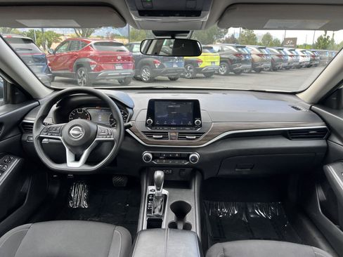 Used 2025 Nissan Altima 2.5 SV FWD image 24