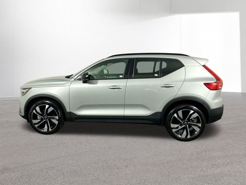 Used 2025 Volvo XC40 B5 Plus image 29