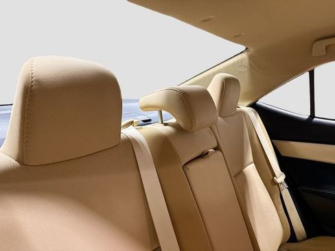 Used 2018 Toyota Corolla LE image 25