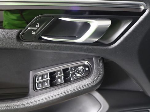 Used 2023 Porsche Macan AWD/4WD image 35