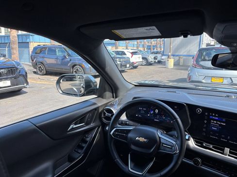 Used 2025 Chevrolet Equinox LT FWD image 29