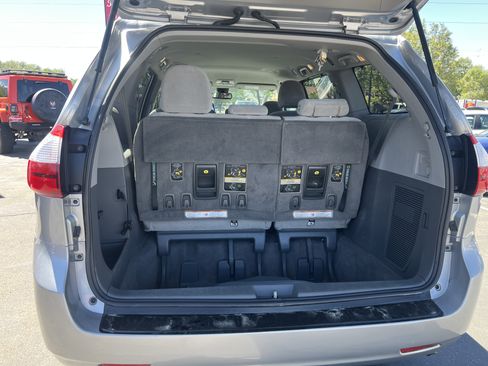 Used 2018 Toyota Sienna LE w/ Carpet Mat Package FWD image 14