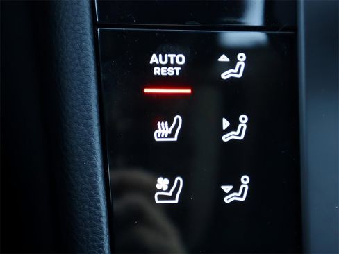 Used 2025 Porsche Macan image 26