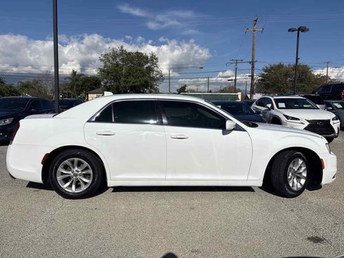 Used 2019 Chrysler 300 Touring image 5