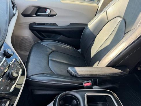 Used 2019 Chrysler Pacifica Limited image 14