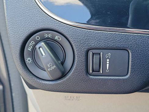 Used 2019 Dodge Grand Caravan SXT FWD image 25