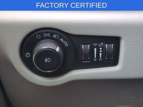 Certified 2024 Chrysler Pacifica Touring-L image 21