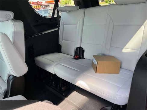 Used 2025 Chevrolet Suburban Premier image 18