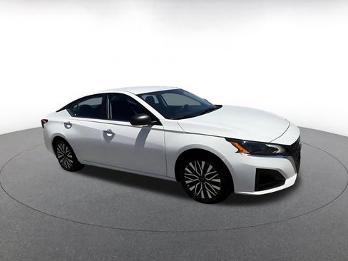 Used 2025 Nissan Altima 2.5 SV FWD image 2