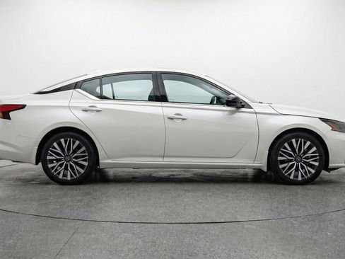 Used 2025 Nissan Altima 2.5 SV FWD image 11