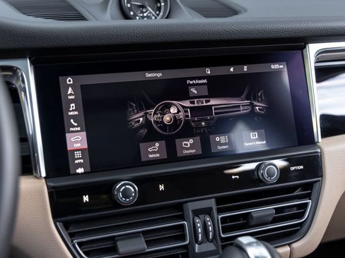 Certified 2026 Porsche Macan AWD/4WD image 35