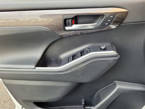 Used 2023 Toyota Highlander Platinum image 22