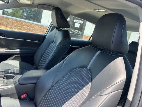 Used 2022 Toyota Camry SE image 3