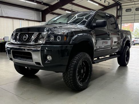 Used 2015 Nissan Titan SV w/ SV Value Truck Package AWD/4WD image 5